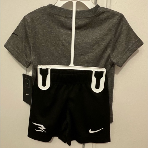 NWT NIKE BOYS 2 PIECE SET 2T - Picture 2 of 3